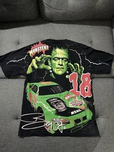 Universal Studios MONSTERS NASCAR Bobby Labonte camicia AOP stivali moderni ristampa - Foto 1 di 13