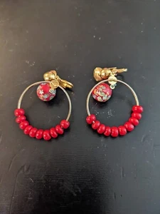 Pendientes de aro colgantes vintage de cuentas de vidrio artístico rojo con clip - Imagen 1 de 3
