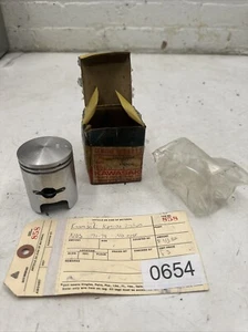 NOS, OEM, Kawasaki 13027-1007 Piston O/S .040 KD KE KM KD100 KE100 KM100 - Bild 1 von 6