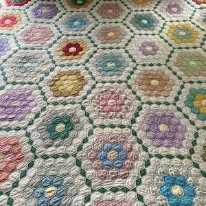 Antiker schöner handgenähter Quilt für Großmutter Blumengarten 30er Jahre - Bild 1 von 11