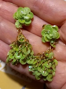 PENDIENTES COLGANTES DE COLECCIÓN VERDE CLARO CON CLIP DE LENTEJUELAS 60 años 70 en muy buen estado - Imagen 1 de 8