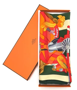 Auth Hermes Carré 90 CHOCS EN PLUMES Green x Multicolor Silk Scarf W/B BA050309 - Imagen 1 de 20
