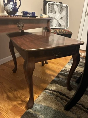 Conjunto de duas mesas de mogno estilo Queen Anne vintage pernas quadradas meados do século MCM - Imagem 1 de 2