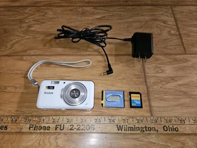 Kodak EasyShare V1003 Digital Camera 10.0 MP ~ Point and Shoot White ~ 128 MB SD - Image 1 of 4