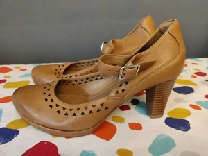 Clarks Artisan Womens Tan Brown High Heels Court Shoes Size 5 D Cutwork Detail - Picture 1 of 12