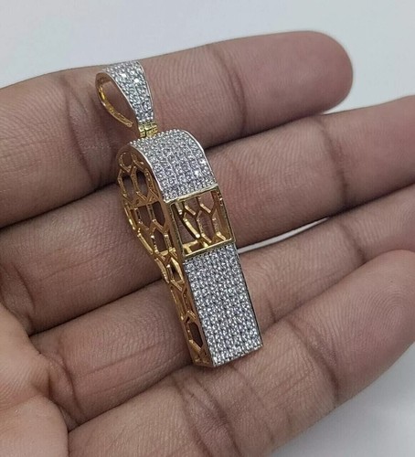 Ciondolo Charm 2Ct Moissanite Taglio Tondo Finitura Oro Giallo 14k "Fischietto Coach"