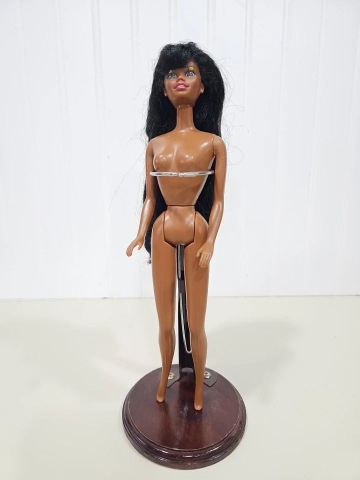 Pearl Beach AA Christie 1987 muñeca Barbie y soporte  Foto 1 de 4