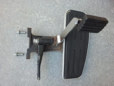 99-13 Yamaha Royal Star Venture. Pedal de freio traseiro usado OEM com apoio para os pés dianteiro - Imagem 1 de 4