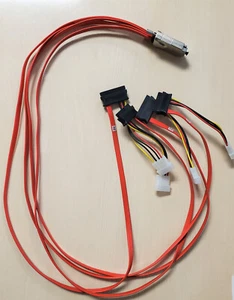 MiniSAS a 4 SAS/SATA con cable de alimentación de 4 pines 1000 mm 294296P - Imagen 1 de 6