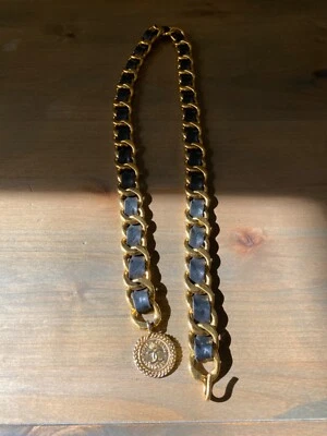 Cinturón Chanel Vintage Rue 31 Cambon Oro Moneda Dije Cuero Negro Foto 1 de 4