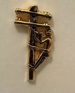 Vintage Gold Tone Telephone Lineman Climbing Telephone Pole Lapel Pin Tie Tack - Picture 1 of 8