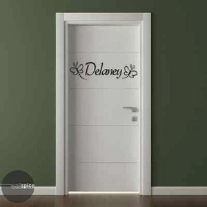 Calcomanía de pared de vinilo con monograma de puerta dormitorio para niñas con mariposas - Imagen 1 de 5