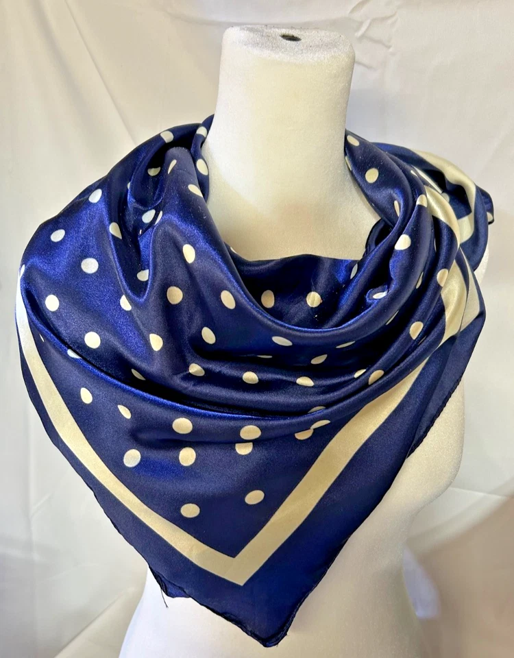 Bufanda cuadrada grande de poliéster de 35 pulgadas azul marino y crema con patrón geométrico Foto 1 de 4