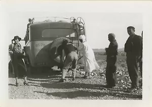 PHOTO ANCIENNE - VINTAGE SNAPSHOT - BUS AUTOBUS AUTOCAR CAR PANNE MAGHREB DÉSERT - Foto 1 di 1