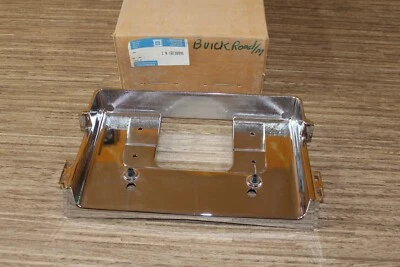 NOS GM 1992-1996 BUICK ROADMASTER REAR LICENSE PLATE BRACKET TRIM BEZEL - Imagem 1 de 4