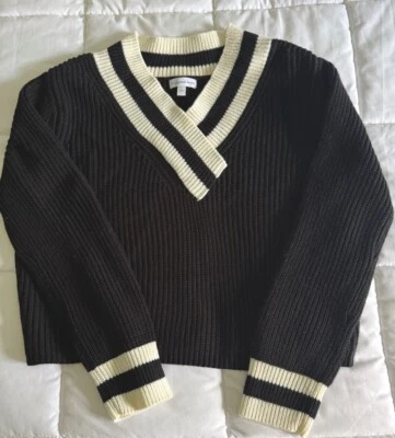 Suéter corto de punto con cuello en V a rayas de Calvin Klein Jeans para mujer talla grande Foto 1 de 4