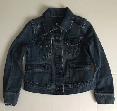 Chaqueta elástica de jean azul Gap Kids 1969 para niñas con botones negros talla S Kids Foto 1 de 4