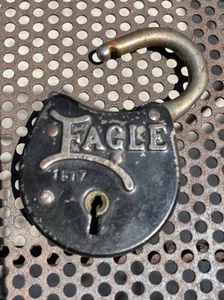 Vintage eagle gumball machine padlock with two keys 15T7 - Picture 1 of 4