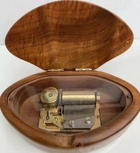 Vintage Romance Regue Music Box 2 Hawaii Melodies, Great Condition - Picture 1 of 6