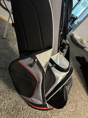 Bolsa de pie ligera PowerBilt Golf Dunes de doble correa, negra/roja Foto 1 de 4