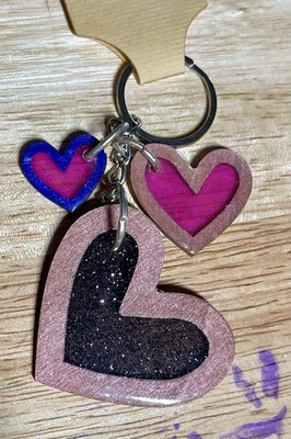 Llavero de madera en forma de corazón con detalles de brillo y resina hecho a mano Foto 1 de 4