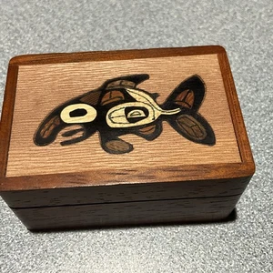 EINHEIMISCHE NORDWEST HAIDA FISCH INTARSIEN SCHMUCK ANDENKEN BOX KUNST ALASKA KOSTENLOSER VERSAND! - Bild 1 von 4