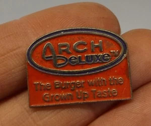Arch Deluxe McDonalds Mitarbeiter Pin Burger mit einem erwachsenen Geschmack Revers Tac - Bild 1 von 2