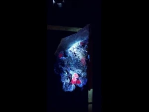 "Fluorita de fuego grande ""Fluorita púrpura"" en matriz con fluorescente rojo de onda larga - - Imagen 1 de 5
