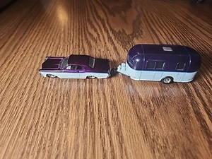 Maisto Design 1:64 Tow & Go 1965 Buick Riviera & Camper Trailer Whit And Purple - Picture 1 of 3