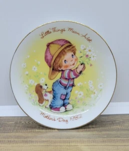 Plato Avon 1982 Día de la Madre Little Things Mean A Lot porcelana adorno de oro 22K - Imagen 1 de 8