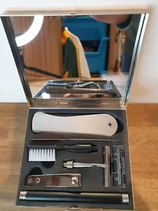 Vintage stilvolles neu aus altem Lagerbestand Herren Reise Pflegeset im Metallkoffer - unbenutzt - Bild 1 von 7