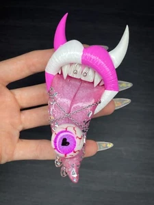 Phone grip. Pink & white lips with an eyeball. - Photo 1 sur 3