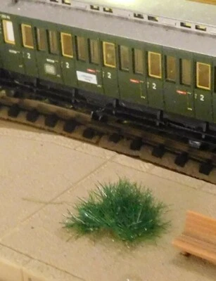 36 selbstklebende dunkelgrüne Grasbüschel, gras spots, ca. 16 mm Durchmesser  - Bild 1 von 4