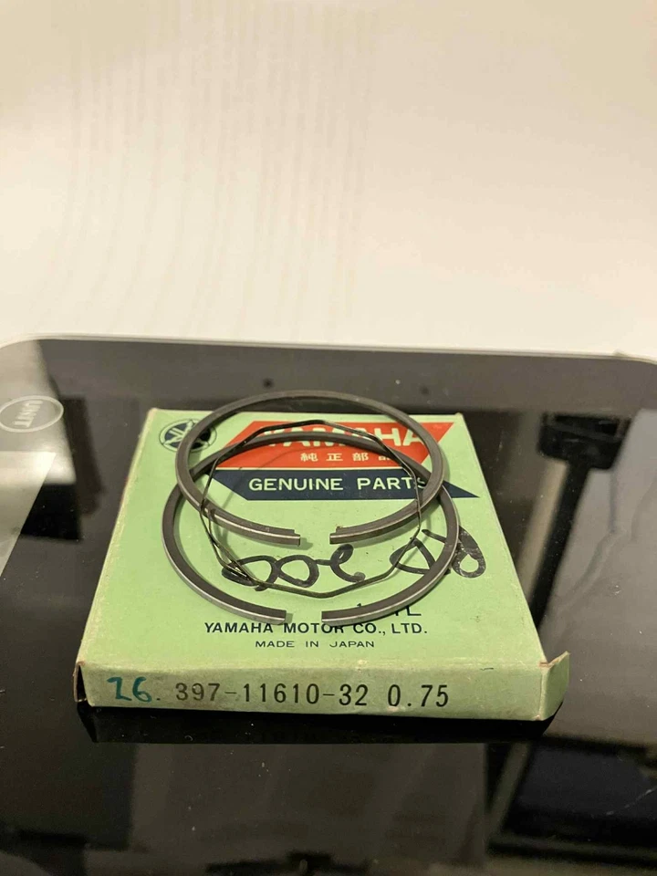 GENUINO OEM NOS YAMAHA RD200 3RD OVERSIZE + ANILLOS DE PISTÓN DE 0,75 MM 397-11610-32 Foto 1 de 1