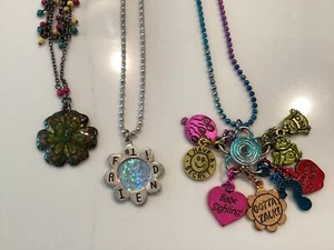 SCHÖNES Set mit 3 bunten Vintage Teenager Halsketten - eine mit abnehmbaren Charms! - Bild 1 von 6