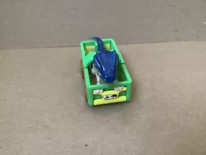 Coche fundido a presión verde Hot Wheels Racer Verse Allosaurus Jurassic World 2023 - Imagen 1 de 9