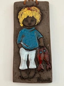Placa de pared vintage de cerámica Ninnie Forssgren niña con pez firmada MCM sueca - Imagen 1 de 6