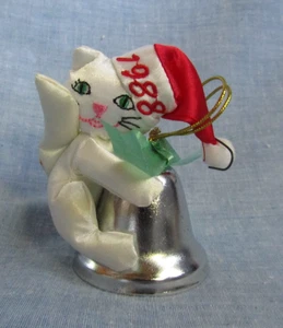RUSS TELA GATO SOBRE CAMPANA METÁLICA NAVIDAD 3-1/2" ADORNO 1988 CON ETIQUETA - Imagen 1 de 3