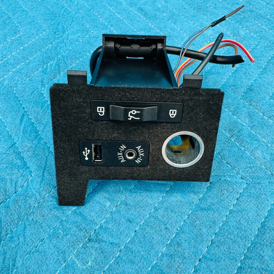 12–17 BMW 650i Center Console Control Panel with USB AUX and Power Socket OEM Foto 1 de 4