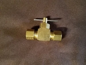 2 Valvole di intercettazione ad ago dritto 3/8", raccordi a compressione - Foto 1 di 5