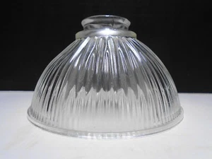 Vintage Klarglas Holophan Stil Prismatischer Schirm 6 1/2" breit, 2 1/4" Monteur - Bild 1 von 3