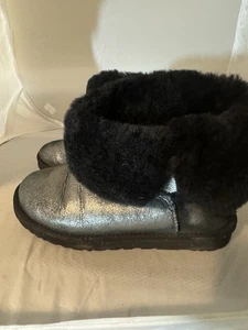 Botas de nieve de invierno brillantes con botones Ugg Bailey 1007424 para mujer talla 7 - Imagen 1 de 12