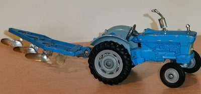 Seltener und sehr alter Corgi Toys  FORD Traktor Super Major 5000 mit Pflug 1:43 - Bild 1 von 4