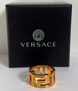 Neu im Karton Versace Greca griechischer Schlüssel Logo Gold Cut-Out breiter Bandring Größe 21 IT 295 $ - Bild 1 von 12