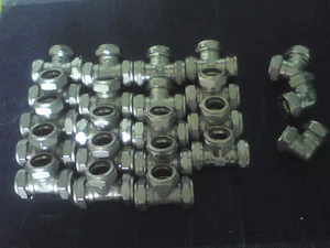 PLUMBING FITTING 19 x 28mm compression TEES - Picture 1 of 4