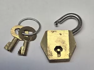 Massives Messing Mini Hebelschloss Vorhängeschloss mit Skelettschlüssel. Winzig 15mm Made In India - Bild 1 von 7