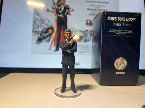 Corgi ICON James Bond "Octopussy" Figurine: ROGER MOORE MINT CONDITION Cover