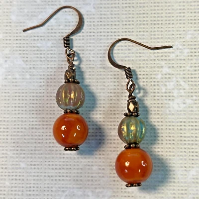 Pendientes colgantes tono bronce checo naranja y vidrio verde Picasso con cuentas. S488 Foto 1 de 4