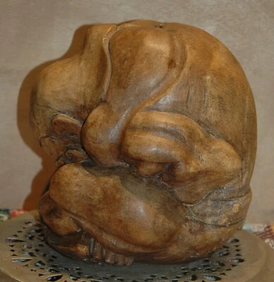 Sculpture ancienne  en bois sculpté représentant Bouddha pleureur - Photo 1/4