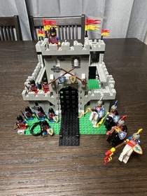 LEGO Castle: King's Castle (6080) & Knight's Arsenal (6016) 100% Complete